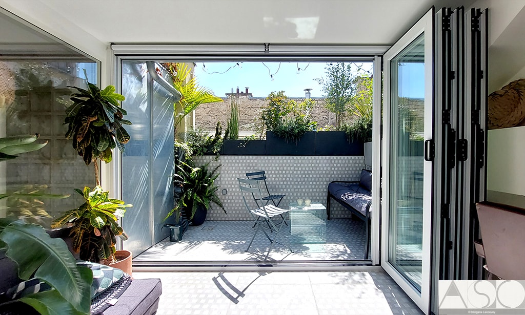 Après travaux — Création d'une terrasse tropézienne dans un appartement à Paris