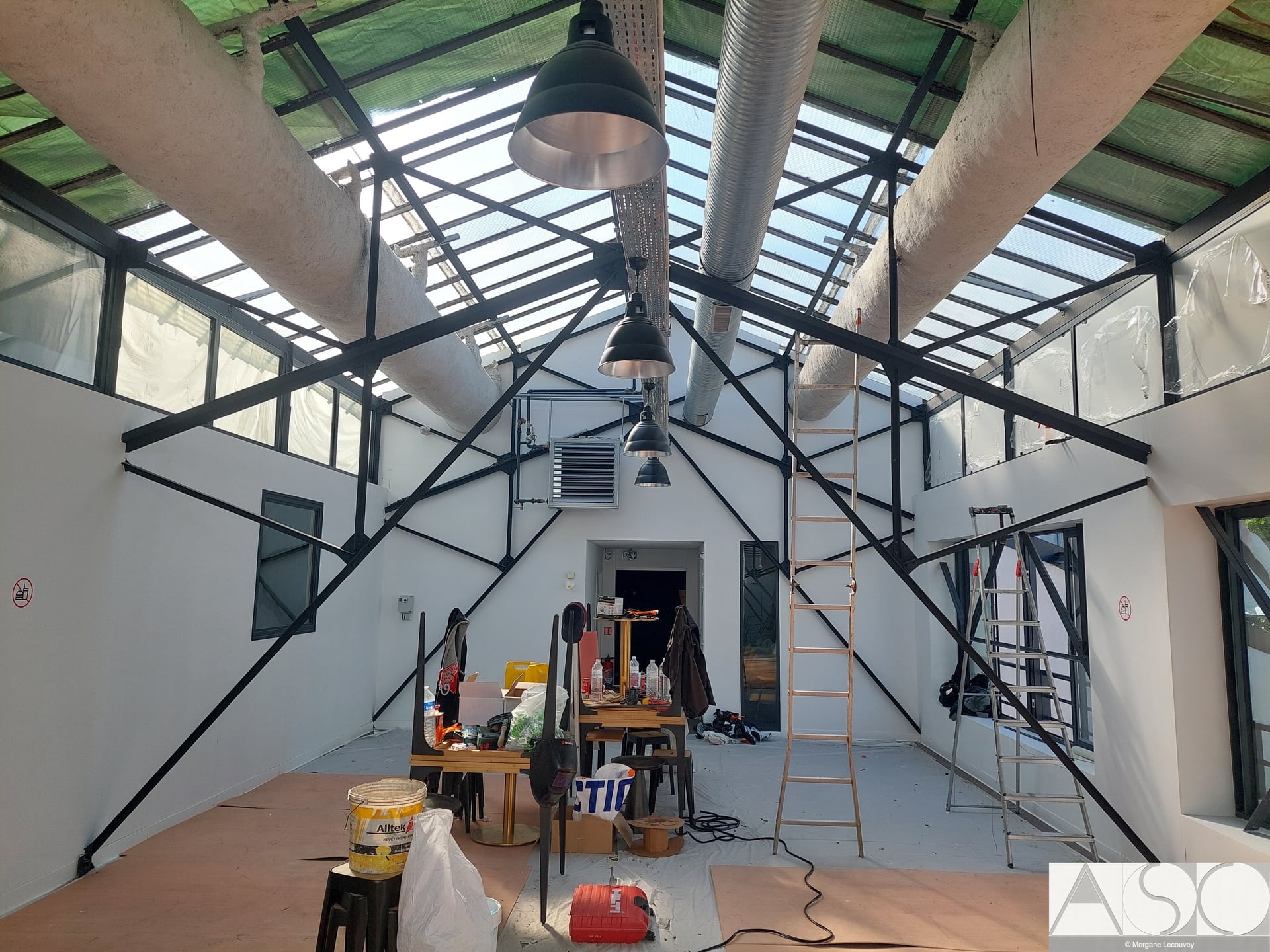 Avant travaux — Rénovation & Isolation d'une Verrière de Coworking (Vue 1)